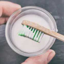 /img/26475-baking-soda-teeth-whitening-7.webp